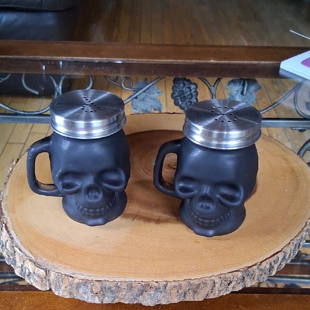 Skull Salt And Pepper Shakers - Picture 1 of 3